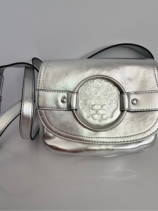 Vince Camuto Handbags - Vince Camuto Silver Metallic Crossbody with Embossed Crest